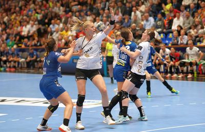 SCM Rm. Vâlcea - BBM Bietigheim 34-27 // VIDEO + FOTO Pe teren și în tribune, ca în vremurile bune! Vâlcea obține o victorie entuziasmantă la revenirea în Liga Campionilor