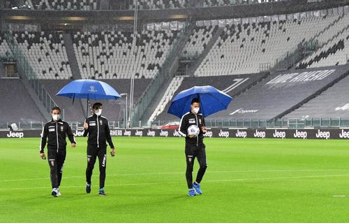 În această seară ar fi trebuit să aibă loc meciul Juventus - Napoli, din Serie A. Partida nu se va juca, întrucât autoritățile sanitare au interzis oaspeților să facă deplasarea la Torino