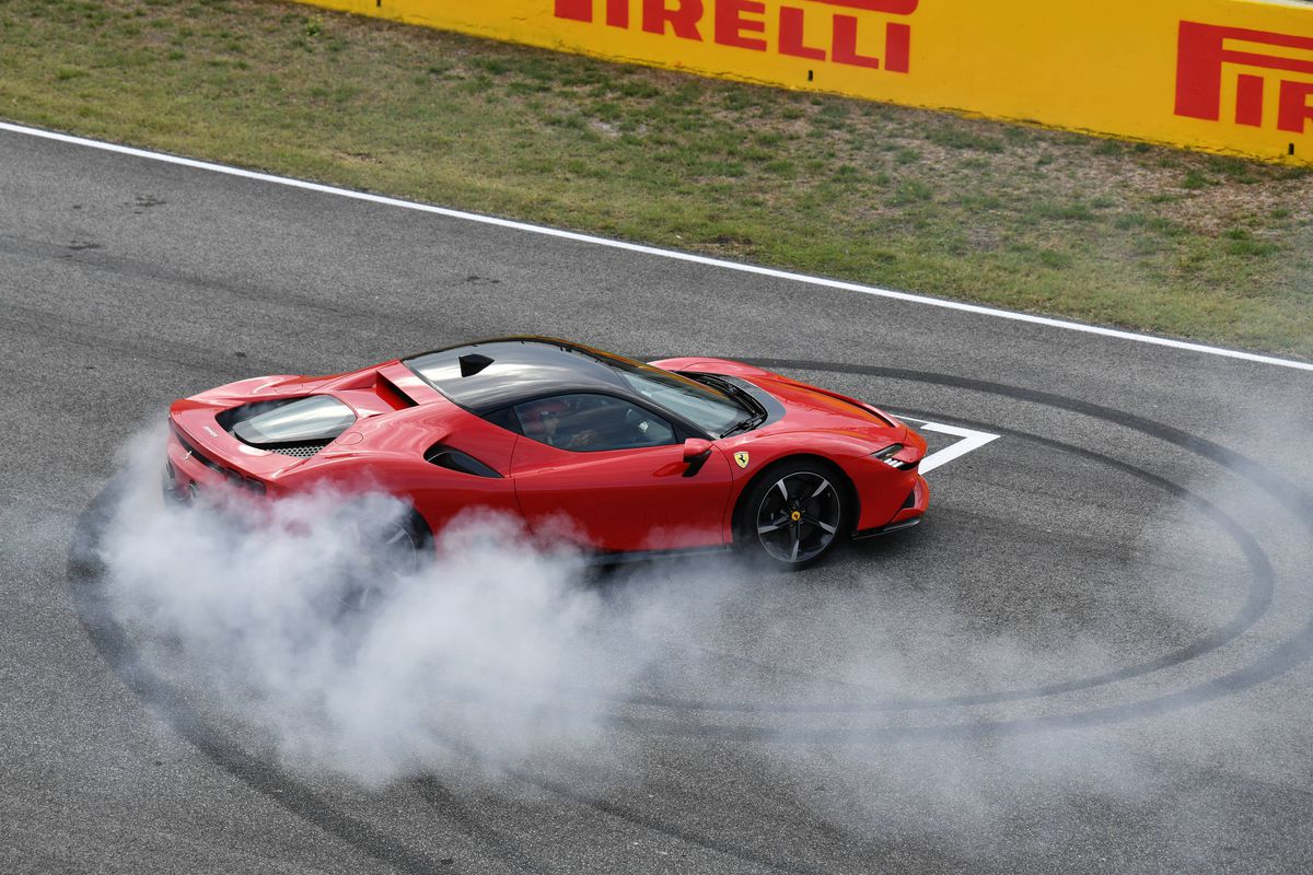 Ferrari SF90 Stradale - Zlatan Ibrahimovic