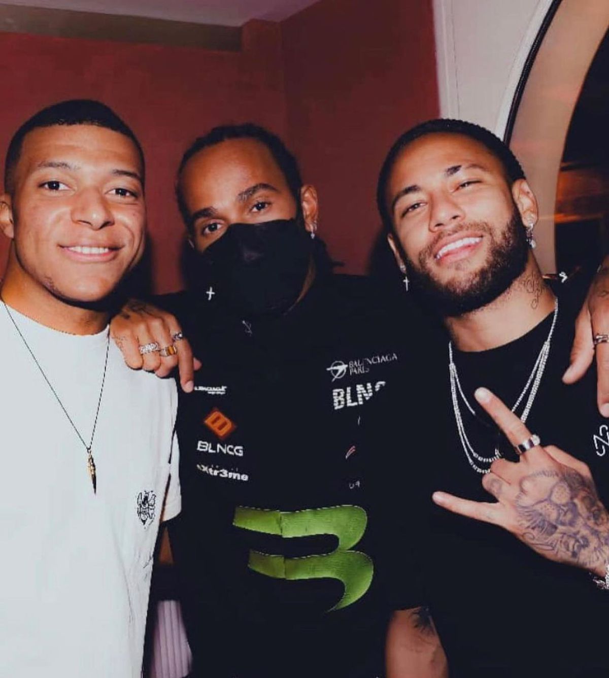 Ce conflict!? Mbappe și Neymar, distracție umăr la umăr la petrecerea unui fotomodel » Ce alte mari staruri au fost prezente