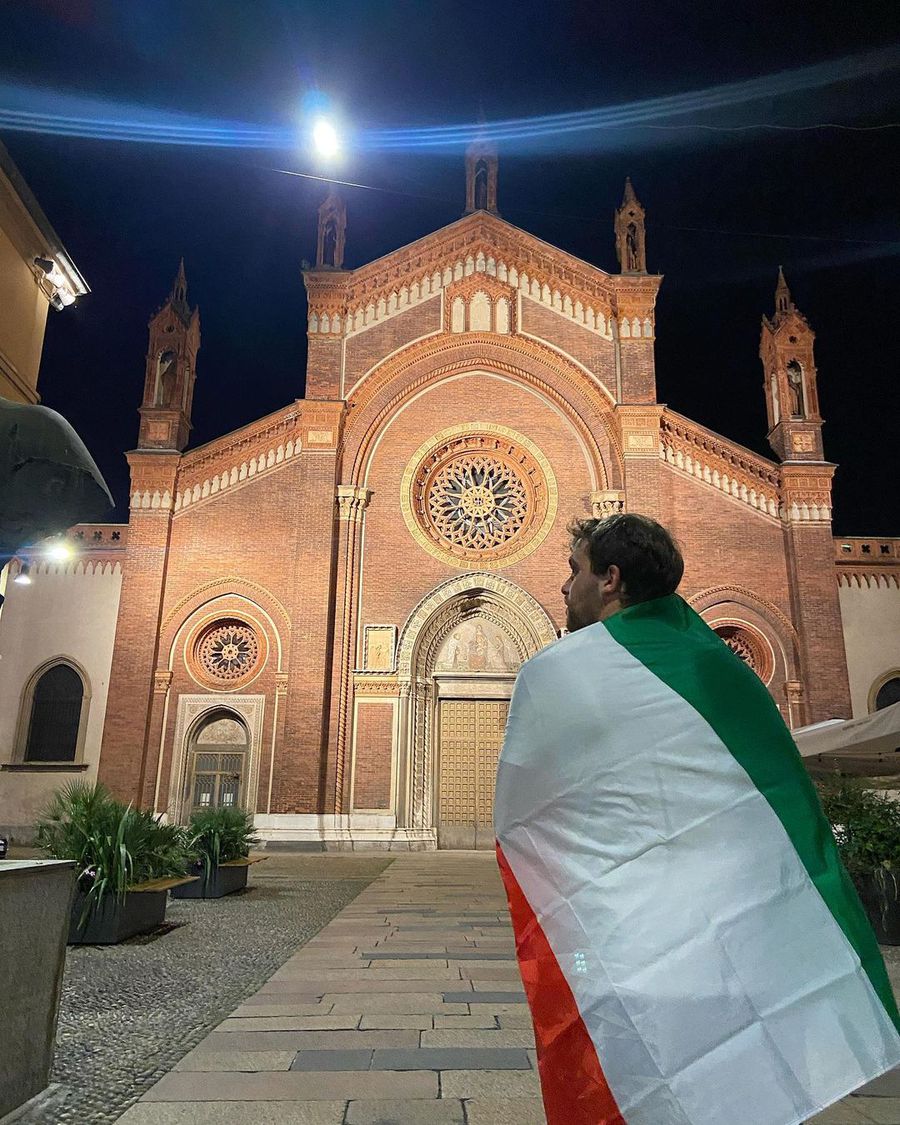 Romano în Milano, după ce Italia a luat EURO 2020 Here we go! Cine este Fabrizio Romano, ziaristul care află cele mai tari transferuri din lume: „La 19 ani am dat prima mutare-bombă!” + Ce greșeală a făcut
