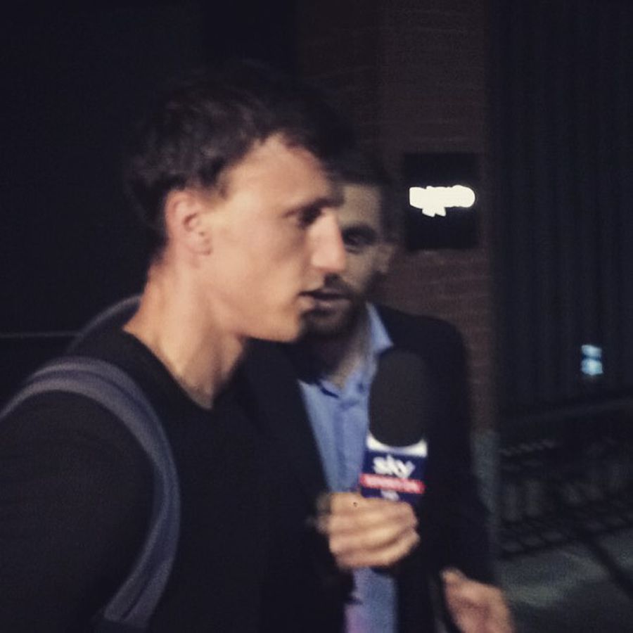 Fabrizio Romano și Vlad Chiricheș în 2015, când internaționalul român s-a transferat de la Tottenham la Napoli Here we go! Cine este Fabrizio Romano, ziaristul care află cele mai tari transferuri din lume: „La 19 ani am dat prima mutare-bombă!” + Ce greșeală a făcut