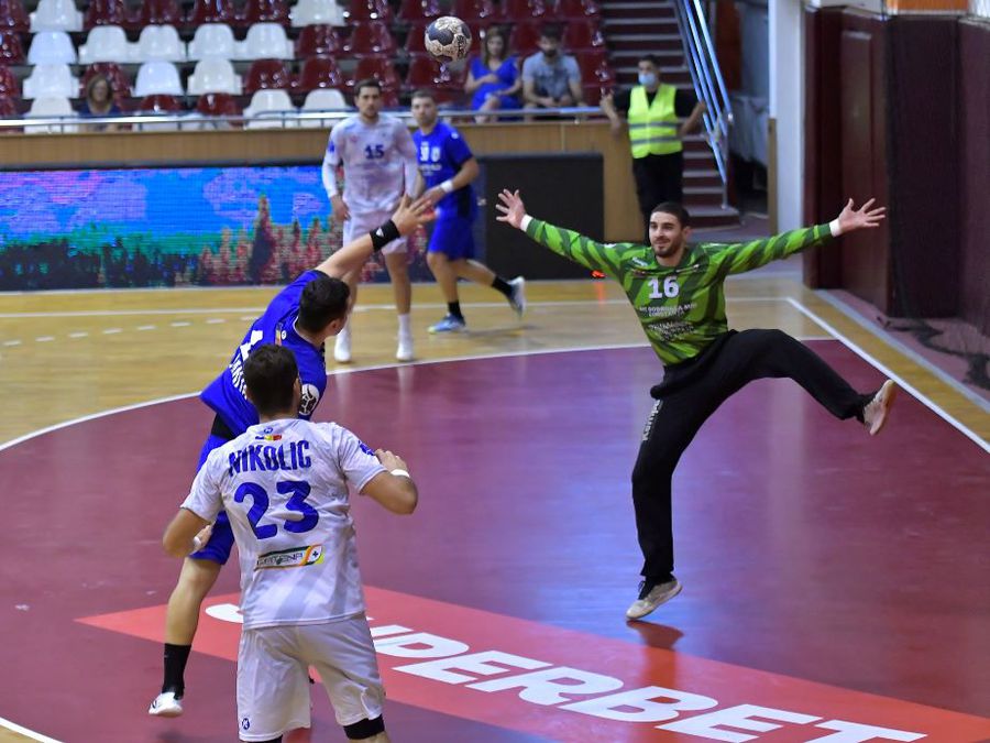 Dani Vasile alert în poartă în partida cu CSM București, de luna trecută FOTO sportpictures Dani s-a făcut mare! „Vreau neapărat un trofeu cu Constanța!”, spune goalkeeperul de la HC Dobrogea Sud