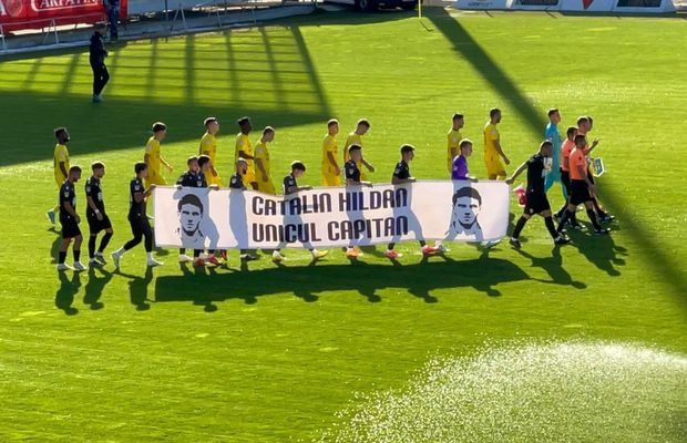 3 detalii de la Dinamo - Unirea Slobozia » „Câinii”, în negru pentru Cătălin Hîldan, administratorul echipei a fost luat la rost de fani + Antrenor surpriză prezent în tribune
