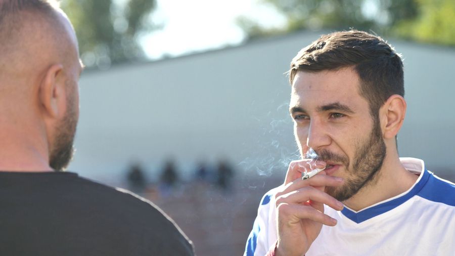 O țigară înainte de meci, aprinsă chiar de edilul din Voicești, Florin Vătafu „Vrei să joci? Zi-mi numele părinților!” » Derby cu polițiști suspectați că trișează și primar-„Halagian” în Liga 5 Vâlcea