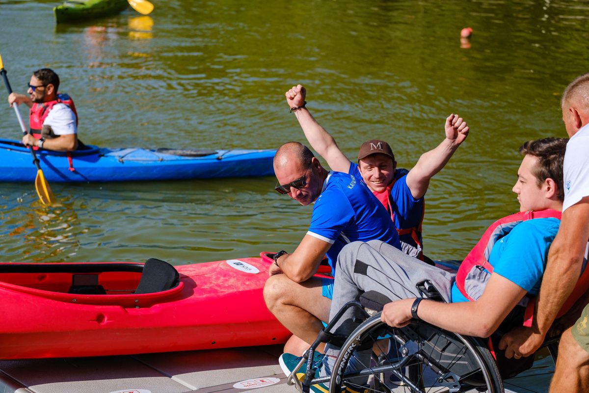 Lacul Titan, accesibil pentru persoanele cu dizabilități. Pontoane și caiace special adaptate: „66 la sută dintre ei nu pot ieși din casă să vadă parcurile”