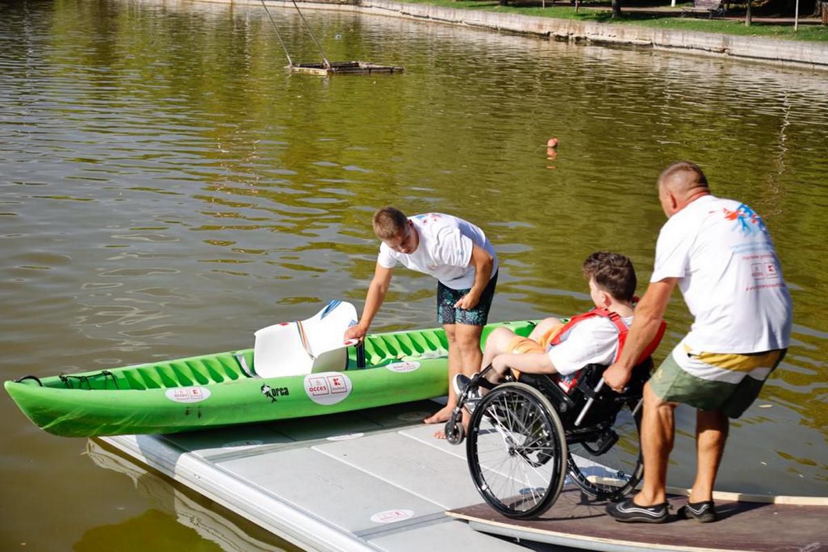 Lacul Titan, accesibil pentru persoanele cu dizabilități. Pontoane și caiace special adaptate: „66 la sută dintre ei nu pot ieși din casă să vadă parcurile”