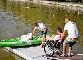 Lacul Titan, accesibil pentru persoanele cu dizabilități. Pontoane și caiace special adaptate: „66 la sută dintre ei n-au coborât din casă să vadă parcurile”