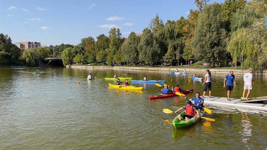 Lacul Titan, accesibil pentru persoanele cu dizabilități. Pontoane și caiace special adaptate: „66 la sută dintre ei nu pot ieși din casă să vadă parcurile”