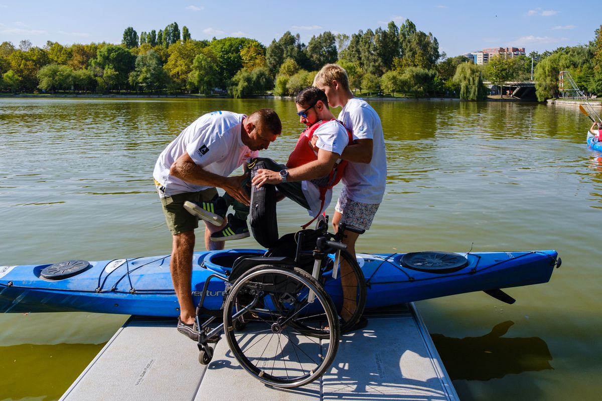 Lacul Titan, accesibil pentru persoanele cu dizabilități. Pontoane și caiace special adaptate: „66 la sută dintre ei nu pot ieși din casă să vadă parcurile”