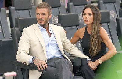 Victoria Beckham rupe tăcerea, după ce David ar fi înșelat-o cu asistenta personală: „N-am fost așa nefericită în viața mea”