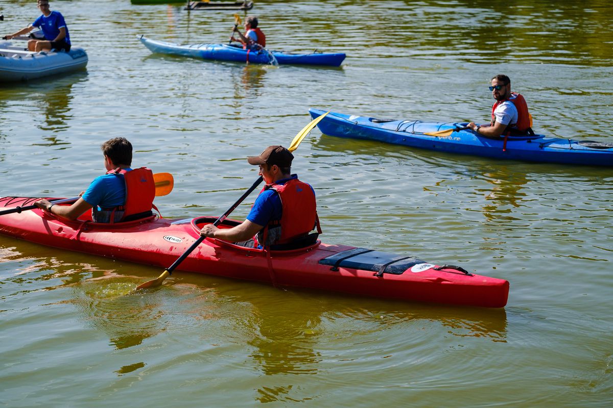 Lacul Titan, accesibil pentru persoanele cu dizabilități. Pontoane și caiace special adaptate: „66 la sută dintre ei nu pot ieși din casă să vadă parcurile”