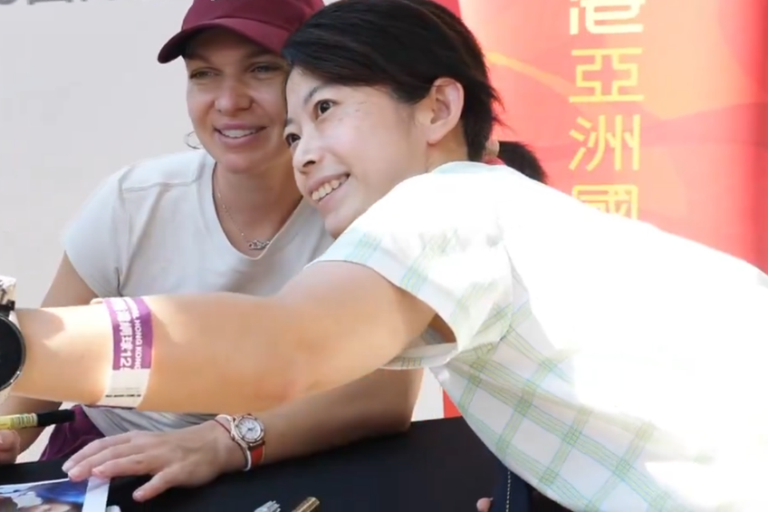 Simona Halep, autografe și poze la Hong Kong