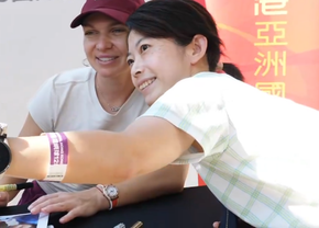 Simona Halep a făcut furori la Hong Kong: o coadă mare de oameni a participat la o sesiune de poze și autografe
