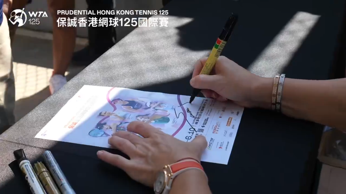 Simona Halep a făcut furori la Hong Kong: o coadă mare de oameni a participat la o sesiune de poze și autografe