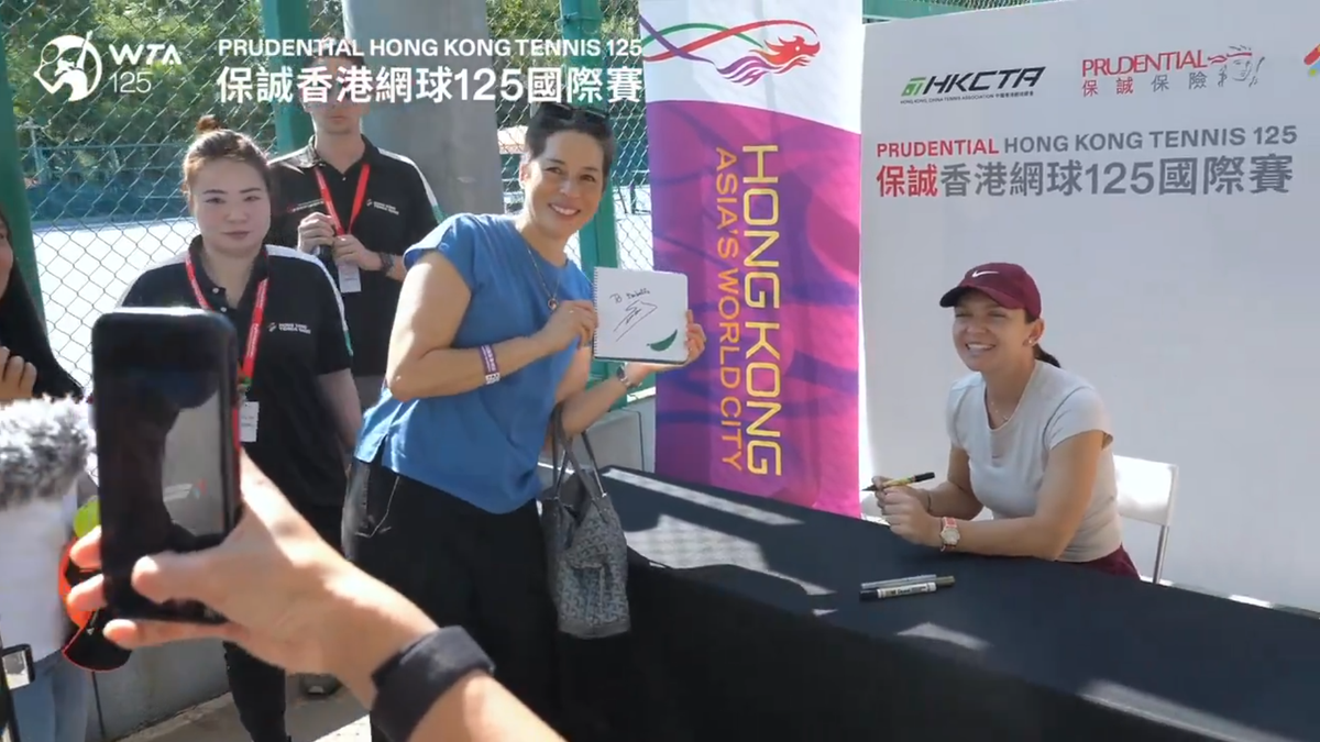 Simona Halep a făcut furori la Hong Kong: o coadă mare de oameni a participat la o sesiune de poze și autografe