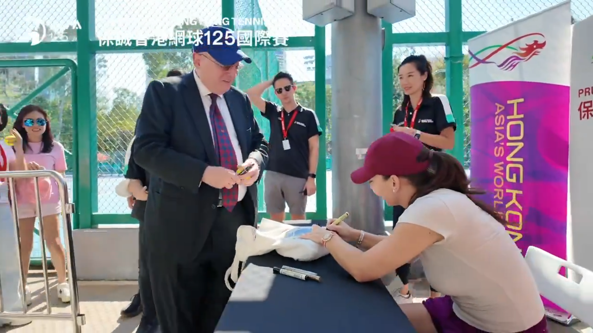 Simona Halep a făcut furori la Hong Kong: o coadă mare de oameni a participat la o sesiune de poze și autografe