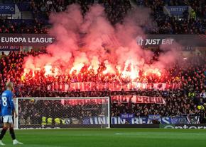 Scene reprobabile în Europa League: meciul a fost oprit! Rangers riscă sancțiuni de la UEFA după ce fanii au „incendiat” o tribună