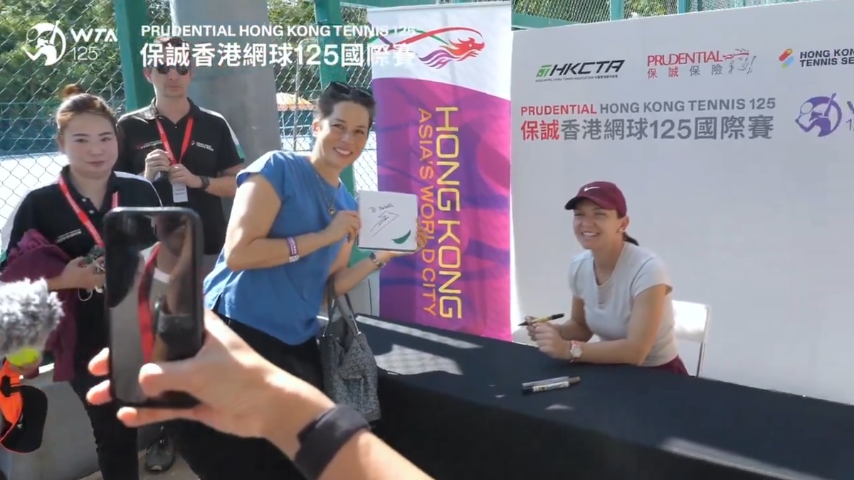 Simona Halep a făcut furori la Hong Kong: o coadă mare de oameni a participat la o sesiune de poze și autografe