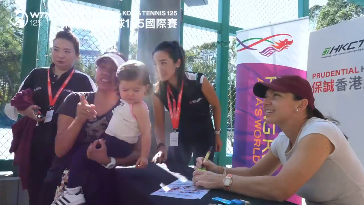 Simona Halep a făcut furori la Hong Kong: o coadă mare de oameni a participat la o sesiune de poze și autografe