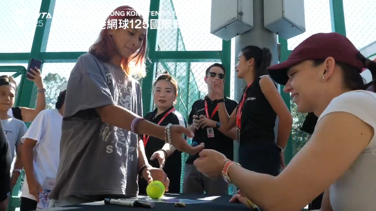 Simona Halep a făcut furori la Hong Kong: o coadă mare de oameni a participat la o sesiune de poze și autografe