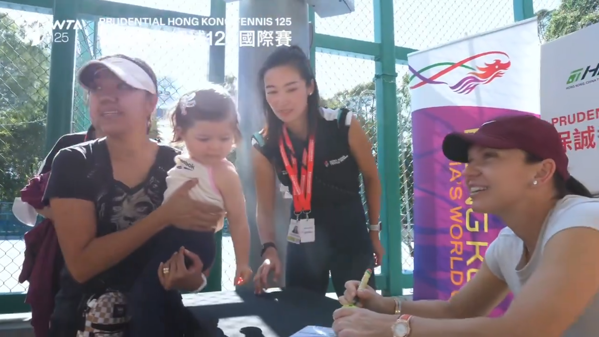 Simona Halep a făcut furori la Hong Kong: o coadă mare de oameni a participat la o sesiune de poze și autografe