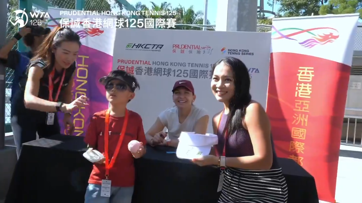 Simona Halep a făcut furori la Hong Kong: o coadă mare de oameni a participat la o sesiune de poze și autografe