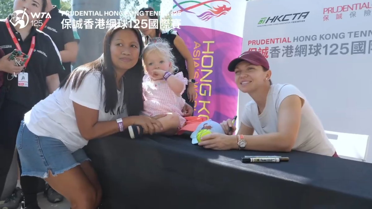 Simona Halep a făcut furori la Hong Kong: o coadă mare de oameni a participat la o sesiune de poze și autografe