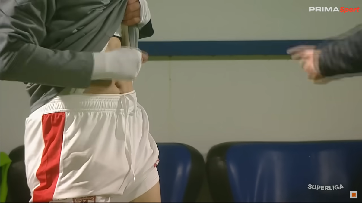 Imaginile etapei în Superliga » Ritualul repetat de 40 de ori pe bancă: „Pe el să nu-l cheme să intre repede!”