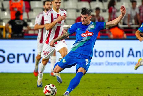 Valentin Mihailă, șutând de la 55 de metri cu Antalyaspor/ foto: Twitter @Caykur Rizerspor