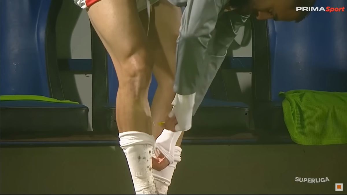 Ritualul lui Kyriakou Charalampos, înainte să intre în teren la Slobozia - Dinamo