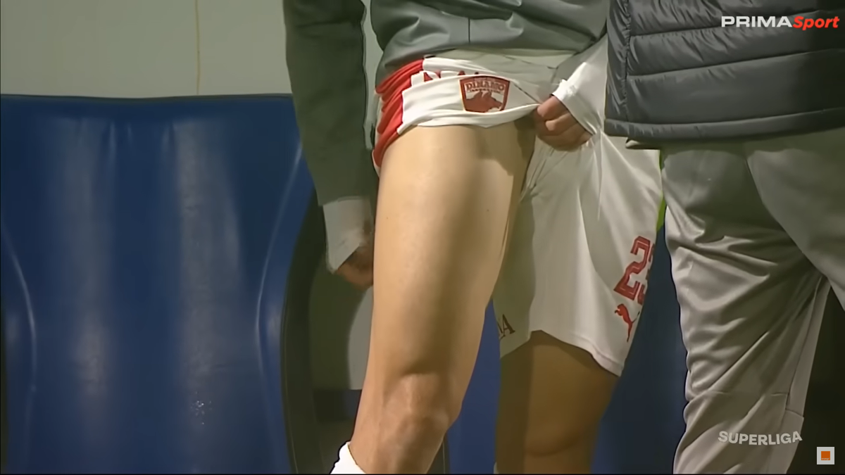 Ritualul lui Kyriakou Charalampos, înainte să intre în teren la Slobozia - Dinamo