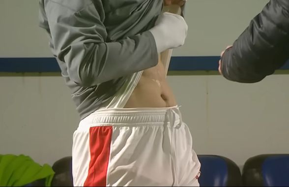 Imaginile etapei în Superliga » Ritualul repetat de 40 de ori pe bancă: „Pe el să nu-l cheme să intre repede!”