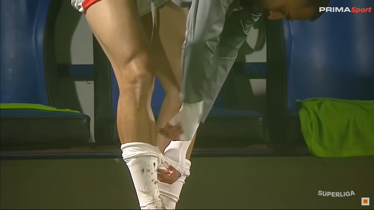 Imaginile etapei în Superliga » Ritualul repetat de 40 de ori pe bancă: „Pe el să nu-l cheme să intre repede!”