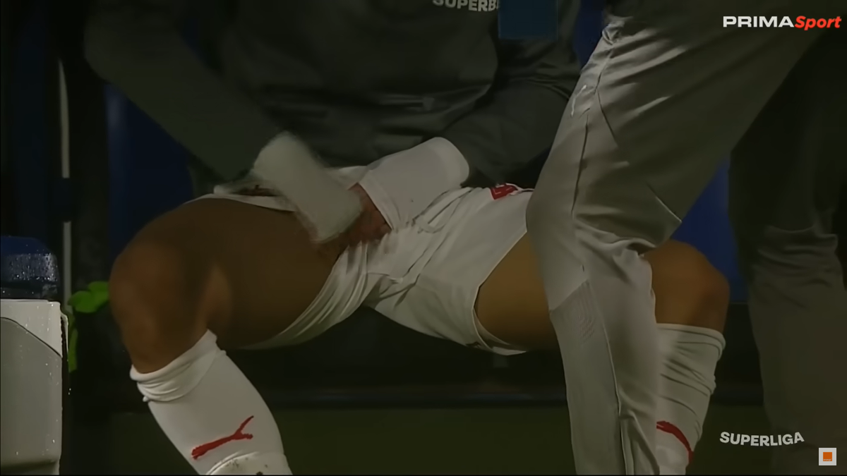 Imaginile etapei în Superliga » Ritualul repetat de 40 de ori pe bancă: „Pe el să nu-l cheme să intre repede!”