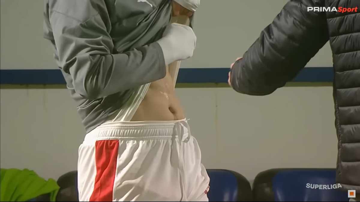 Imaginile etapei în Superliga » Ritualul repetat de 40 de ori pe bancă: „Pe el să nu-l cheme să intre repede!”