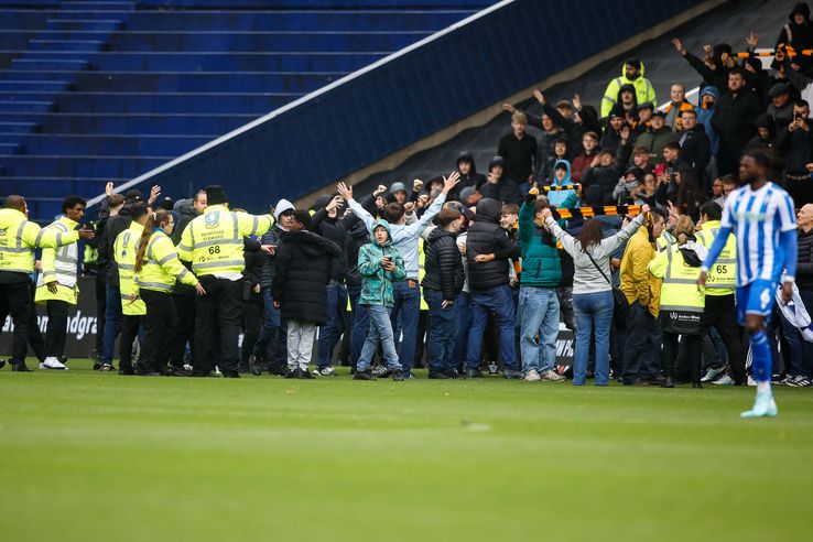 Fanii au intrat pe teren în Sheffield Wednesday - Coventry. FOTO: Imago Images