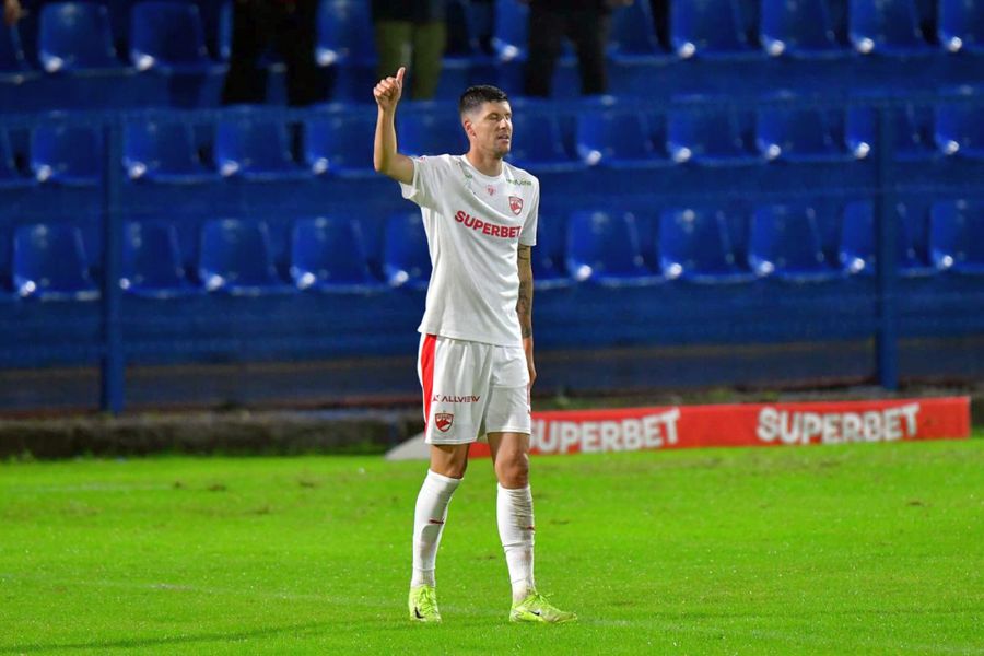 Rivali pe teren, vecini în București » Doi jucători-cheie de la Rapid și Dinamo se văd zilnic în bloc: „Un băiat foarte bun”