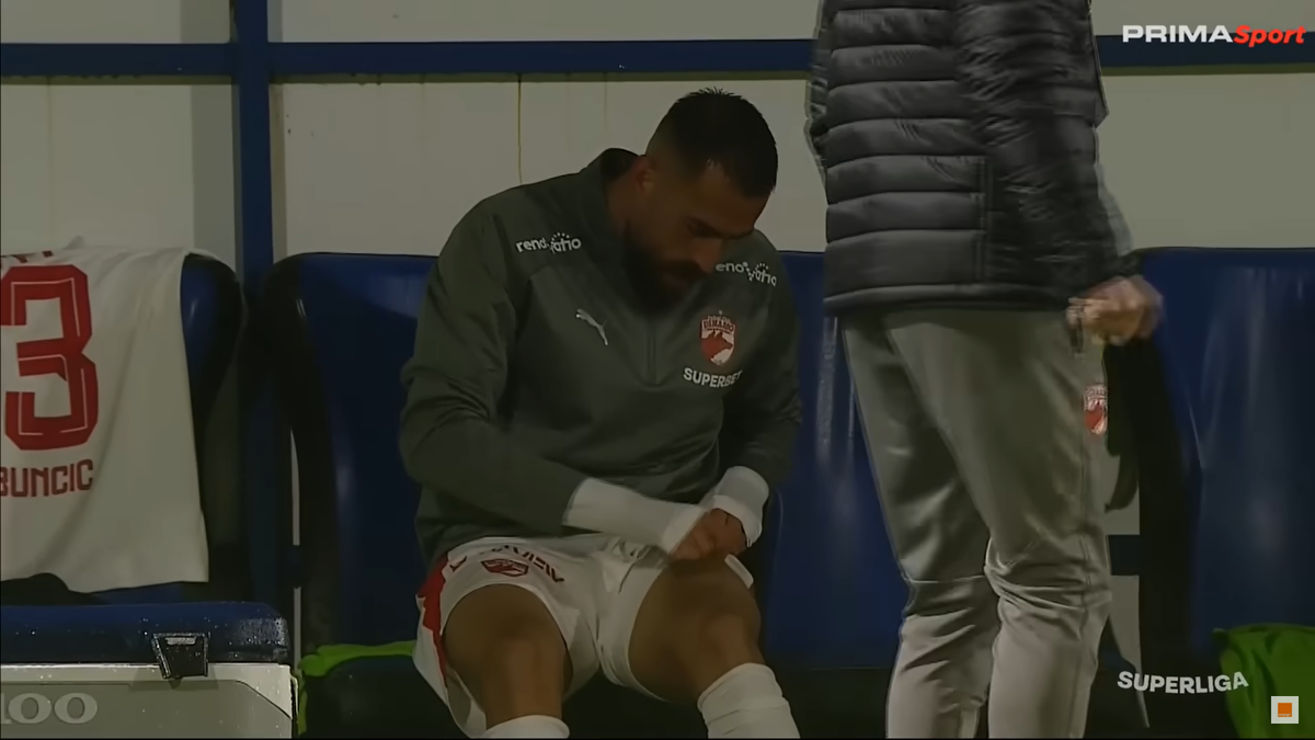 Imaginile etapei în Superliga » Ritualul repetat de 40 de ori pe bancă: „Pe el să nu-l cheme să intre repede!”