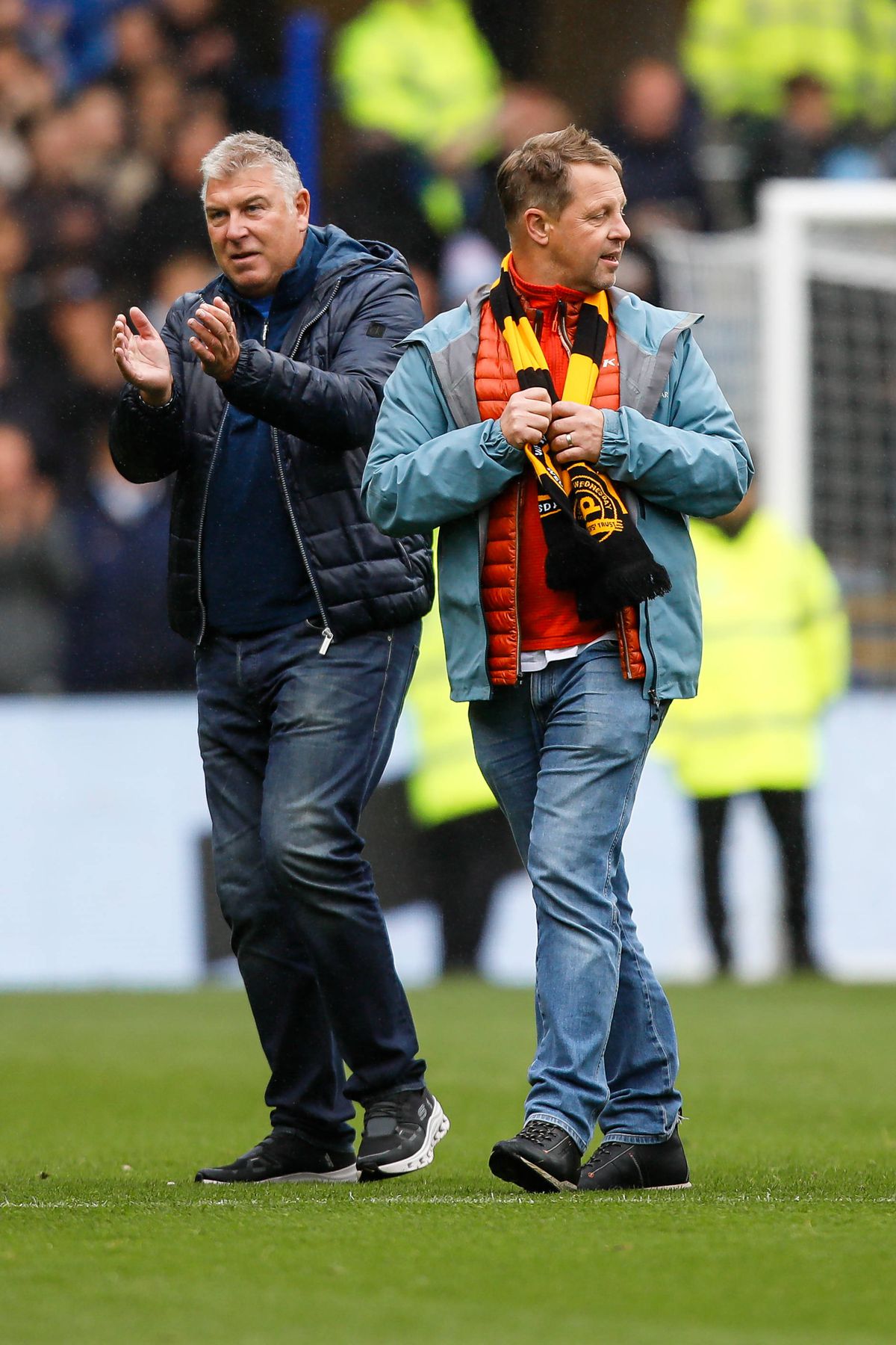 Scene neverosimile la meciul din Anglia » Suporterii au INVADAT terenul și au oprit meciul sub privirile lui Lampard!