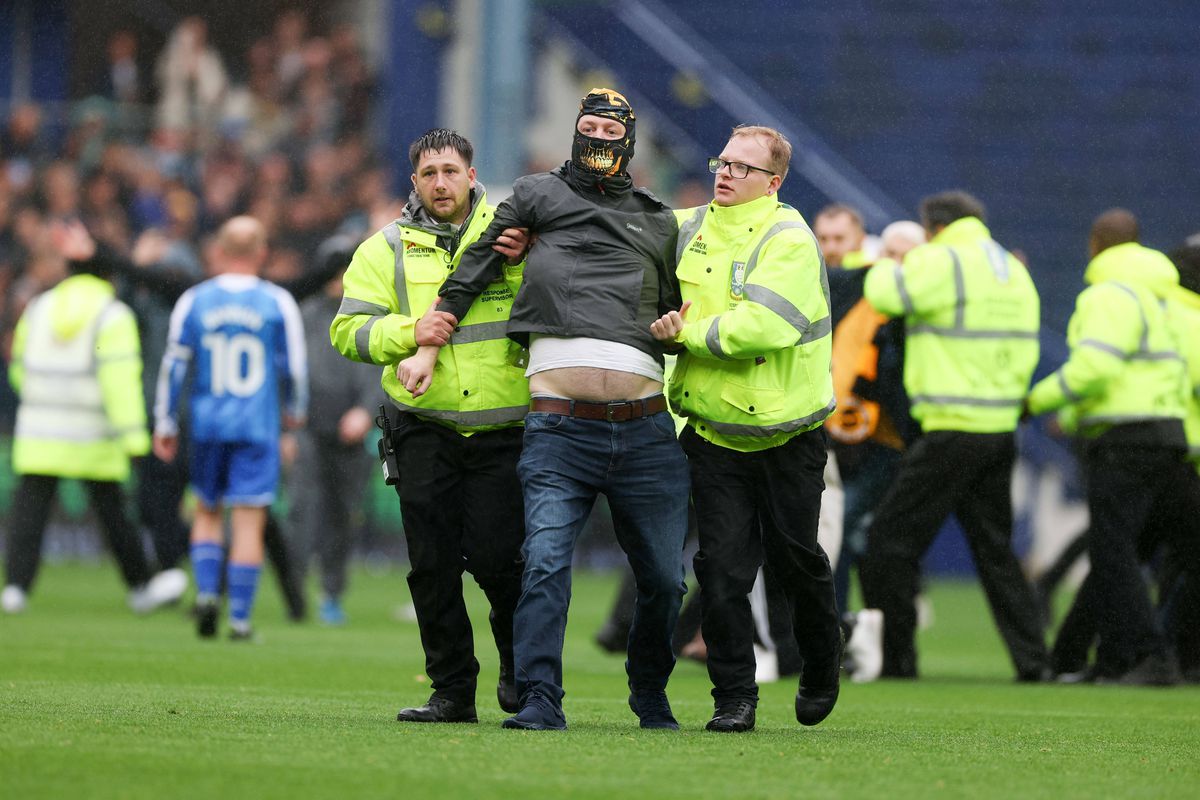 Scene neverosimile la meciul din Anglia » Suporterii au INVADAT terenul și au oprit meciul sub privirile lui Lampard!