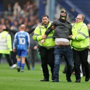 Fanii au intrat pe teren în Sheffield Wednesday - Coventry. FOTO: Imago Images