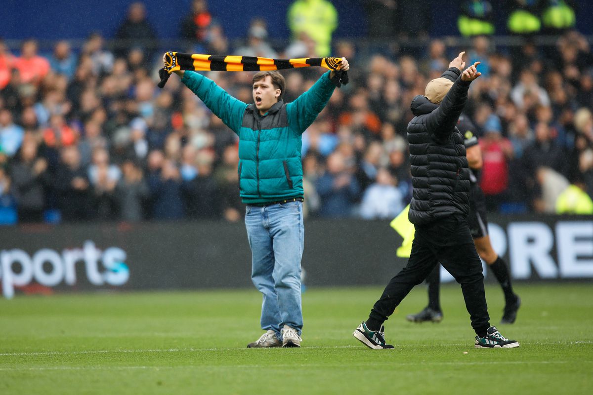 Scene neverosimile la meciul din Anglia » Suporterii au INVADAT terenul și au oprit meciul sub privirile lui Lampard!