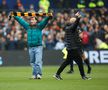 Fanii au intrat pe teren în Sheffield Wednesday - Coventry. FOTO: Imago Images