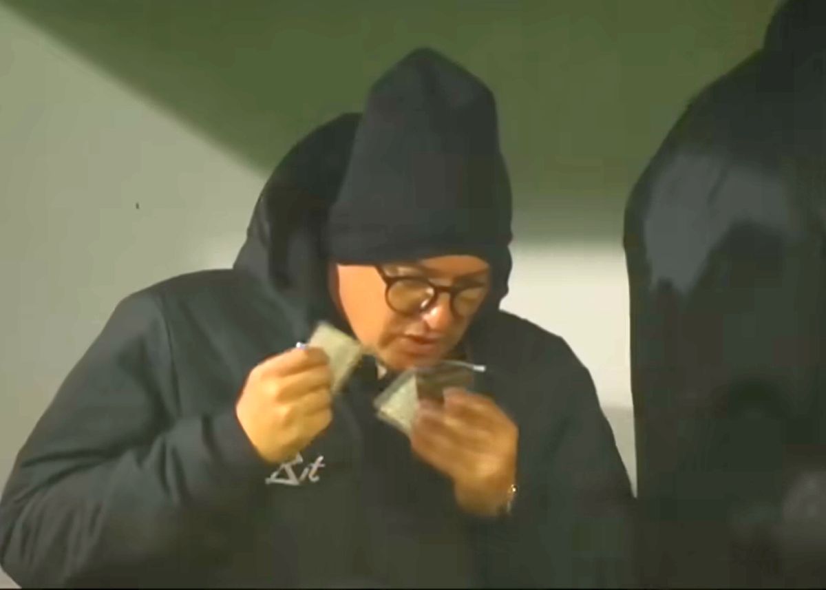 Imaginile etapei în Superliga » Ritualul repetat de 40 de ori pe bancă: „Pe el să nu-l cheme să intre repede!”