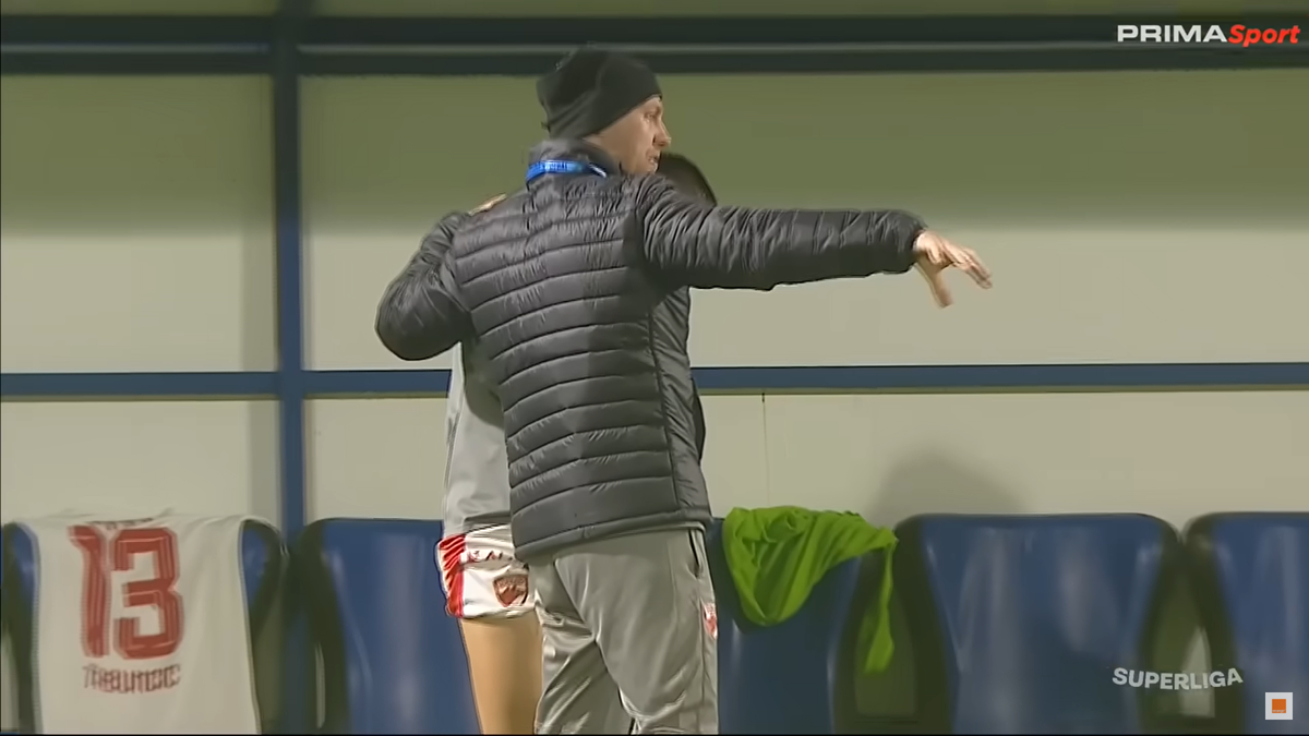 Ritualul lui Kyriakou Charalampos, înainte să intre în teren la Slobozia - Dinamo