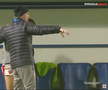 Imaginile etapei în Superliga » Ritualul repetat de 40 de ori pe bancă: „Pe el să nu-l cheme să intre repede!”
