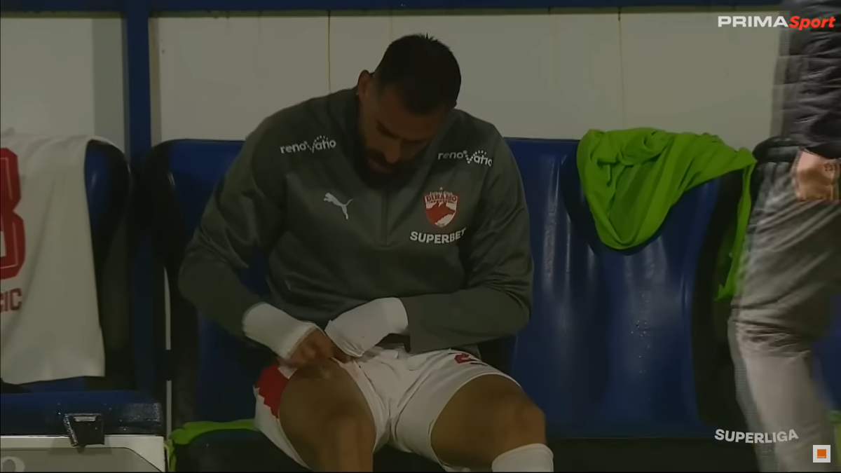 Ritualul lui Kyriakou Charalampos, înainte să intre în teren la Slobozia - Dinamo