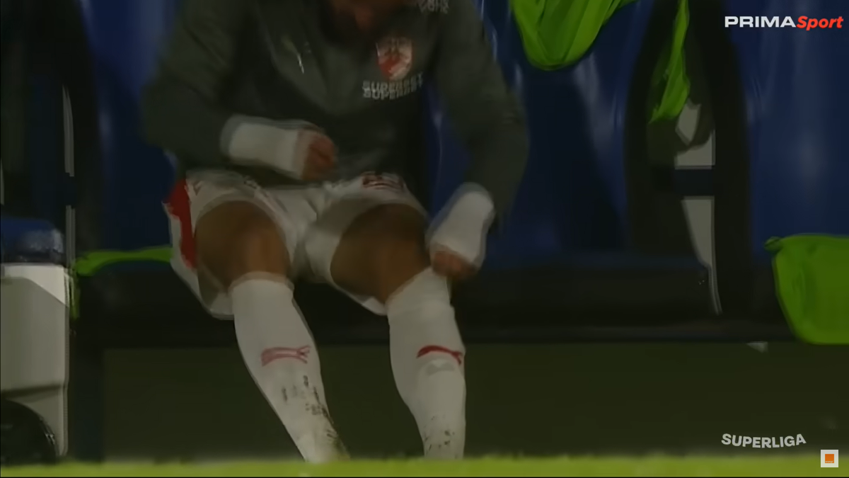Imaginile etapei în Superliga » Ritualul repetat de 40 de ori pe bancă: „Pe el să nu-l cheme să intre repede!”