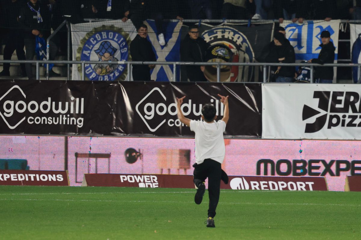 Ce nu s-a văzut la TV, imediat după Rapid - Farul » Momentul lipsit de fair-play INTERZIS pe transmisiune